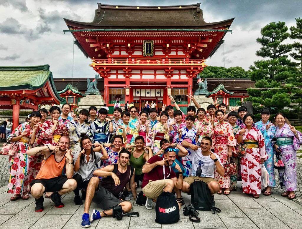 Foto di gruppo al Santuario di Fushimi Inari-taisha in Giappone