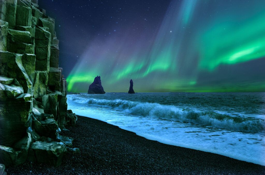 L'aurora boreale a Reynisfjara 