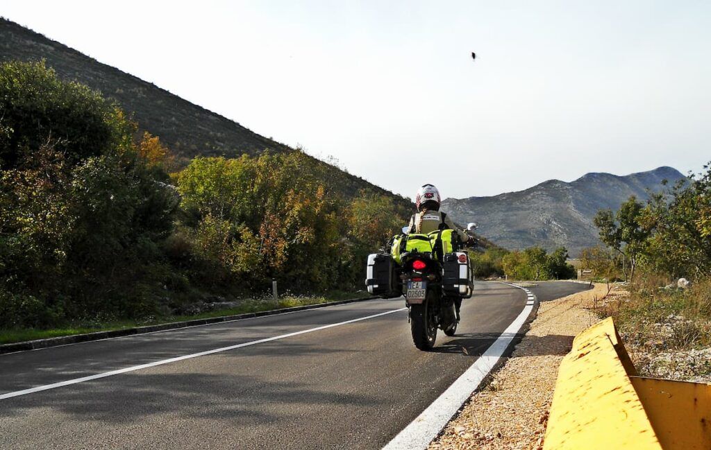 in moto lungo la strada