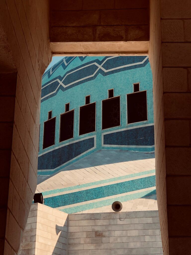 Dettaglio della moschea del Re Abdullah I. Sono apprezzabili i colori azzurri dei mosaici esterni.