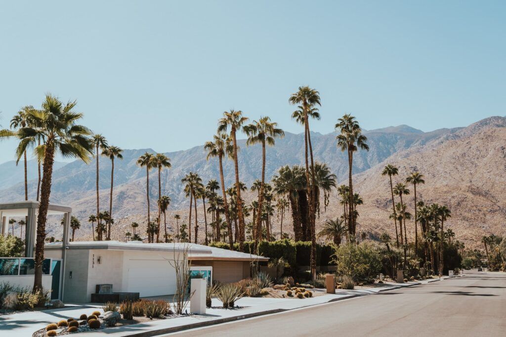 Strada di Palm Springs e veduta del deserto con costeggia la città