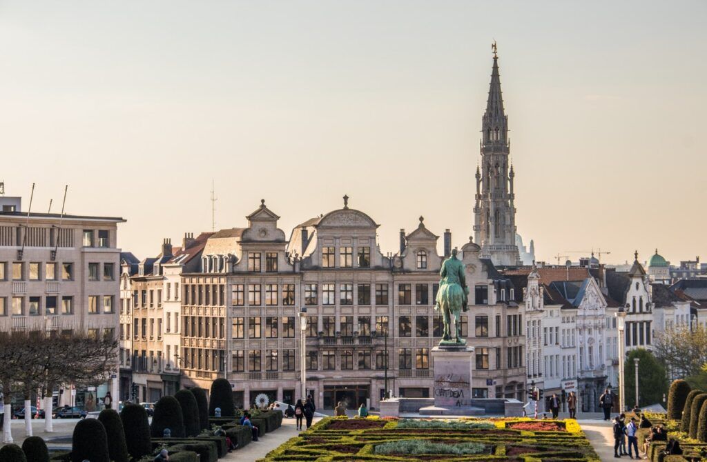 La Grand Place di Bruxelles con i suoi edifici bianchi vista al tramonto