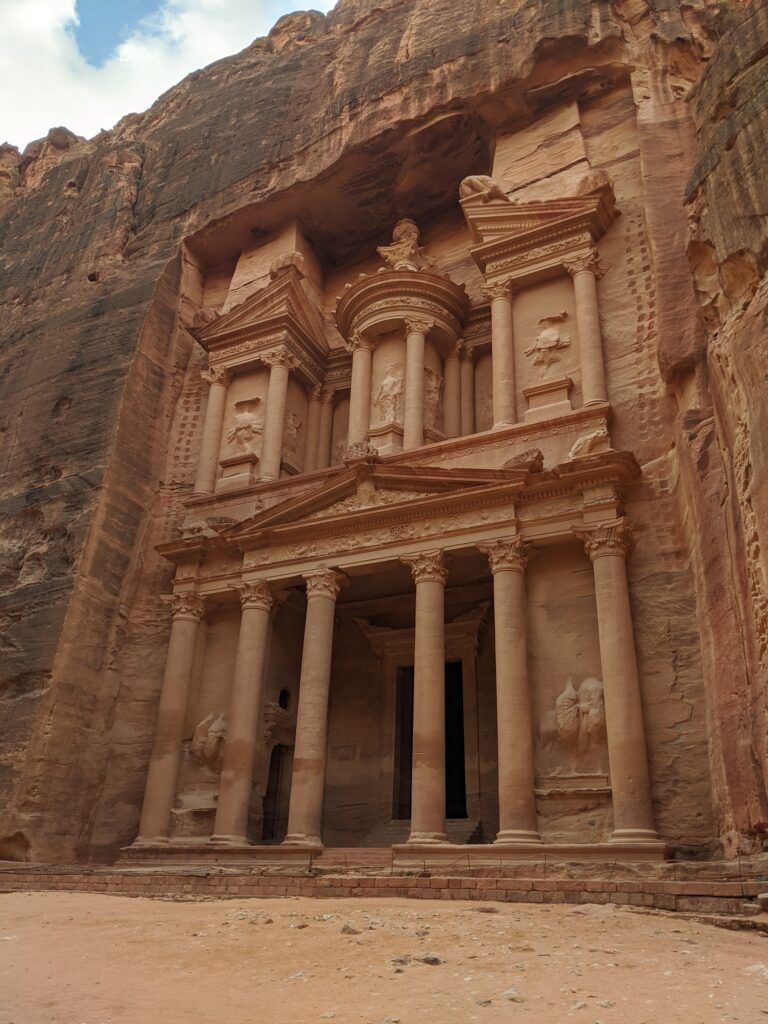 La facciata principale del Tesoro del Faraone, Petra