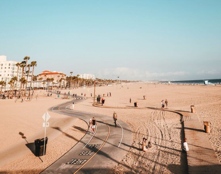 Spiaggia californiana con pista da bici e pattini