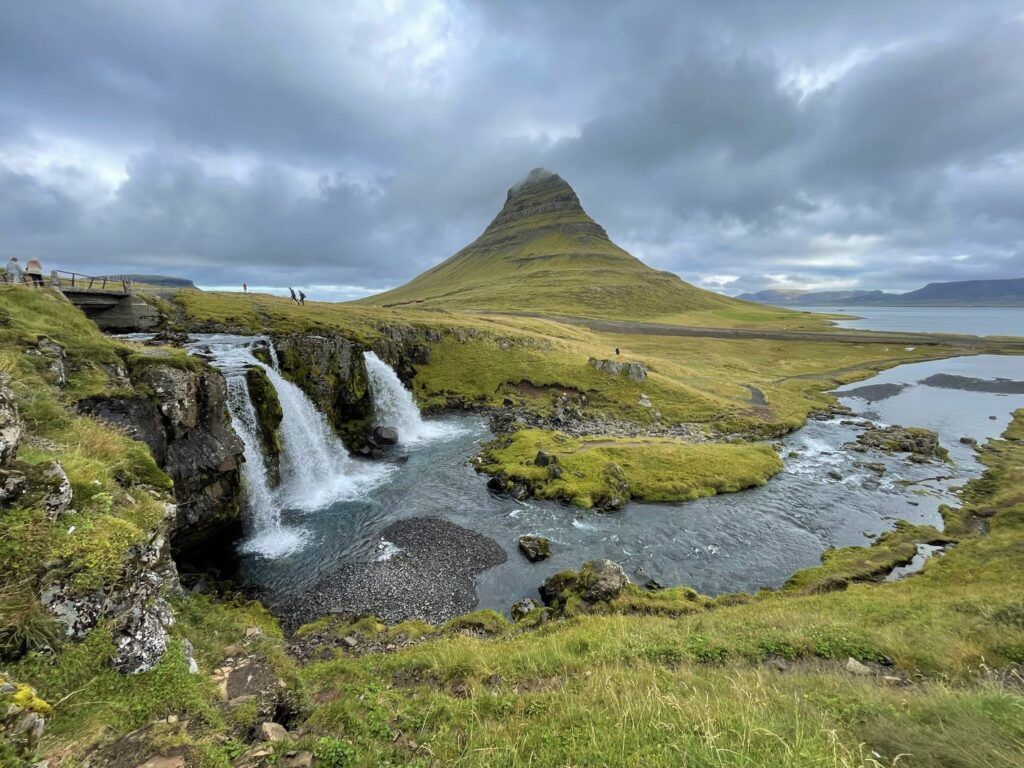 Foto panoramica del Monte Kirkjufell e della cascata Kirkjufellsfoss in Islanda - Immagine WeRoad 