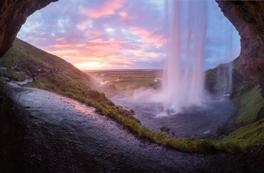 Seljalandsfoss dal sentiero che passa alle sue spalle