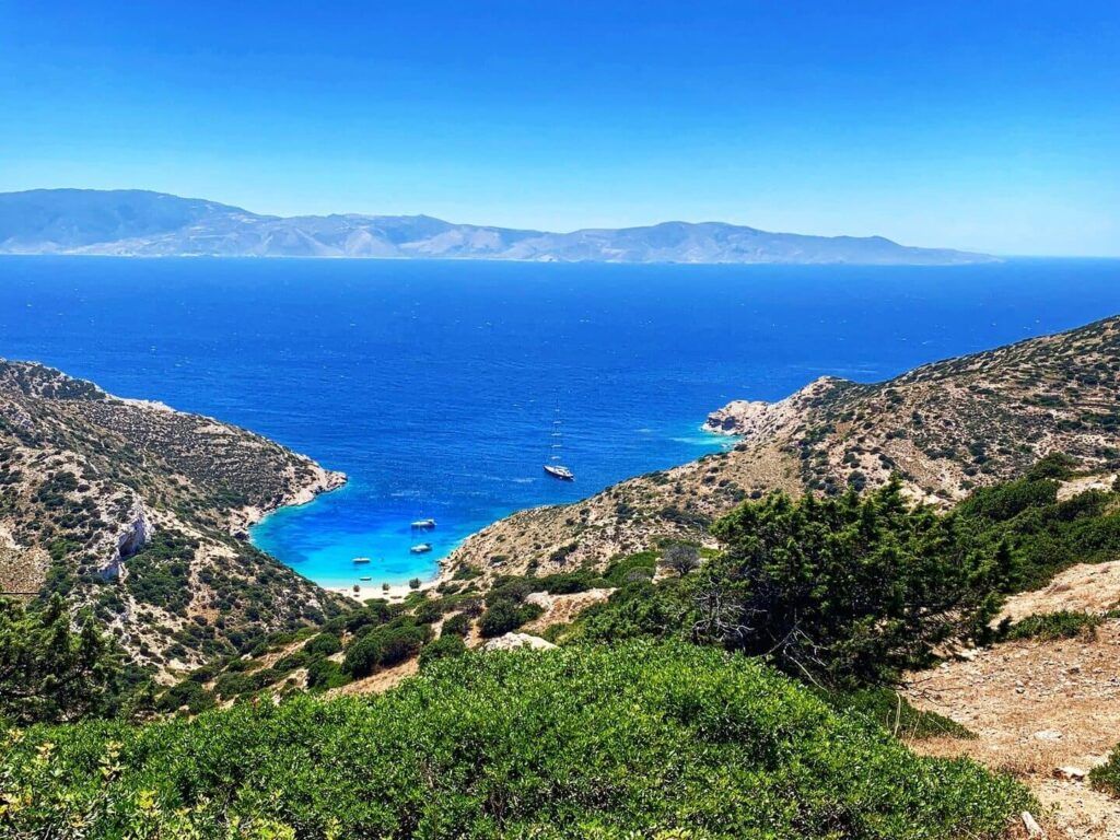 Panoramica dall'alto del mare Alimia beach ad Iraklia nelle Cicladi