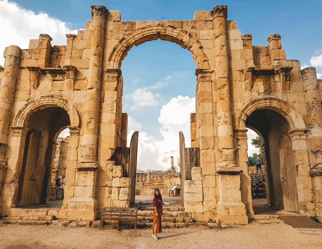 Ragazza davanti alla porta meridionale di Jerash in Giordania - WeRoad