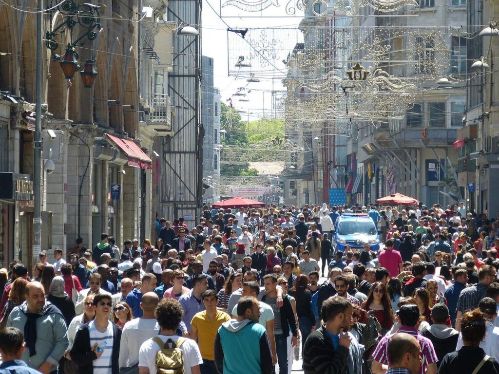 Una folla numerosa percorre le vie dello shopping di Nisantasi a Istanbul