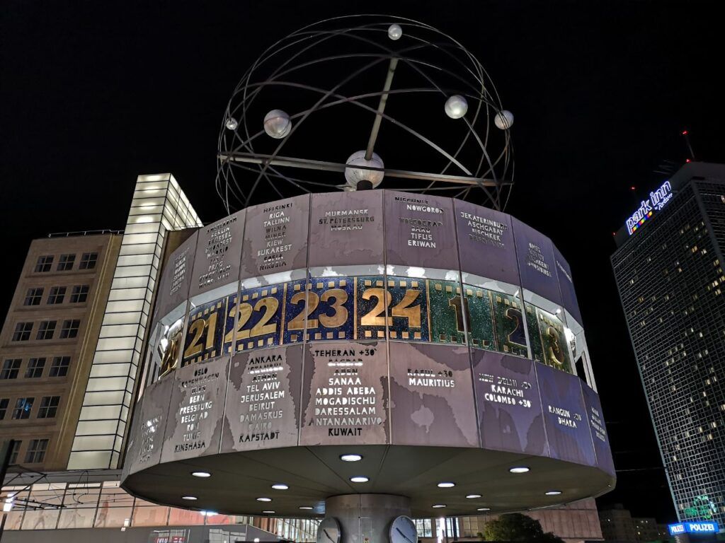 Veduta ravvicinata dell'Urania Weltzeituhr di notte, orologio universale restaurato nel 1997 con l'aggiunta di altre 20 città.