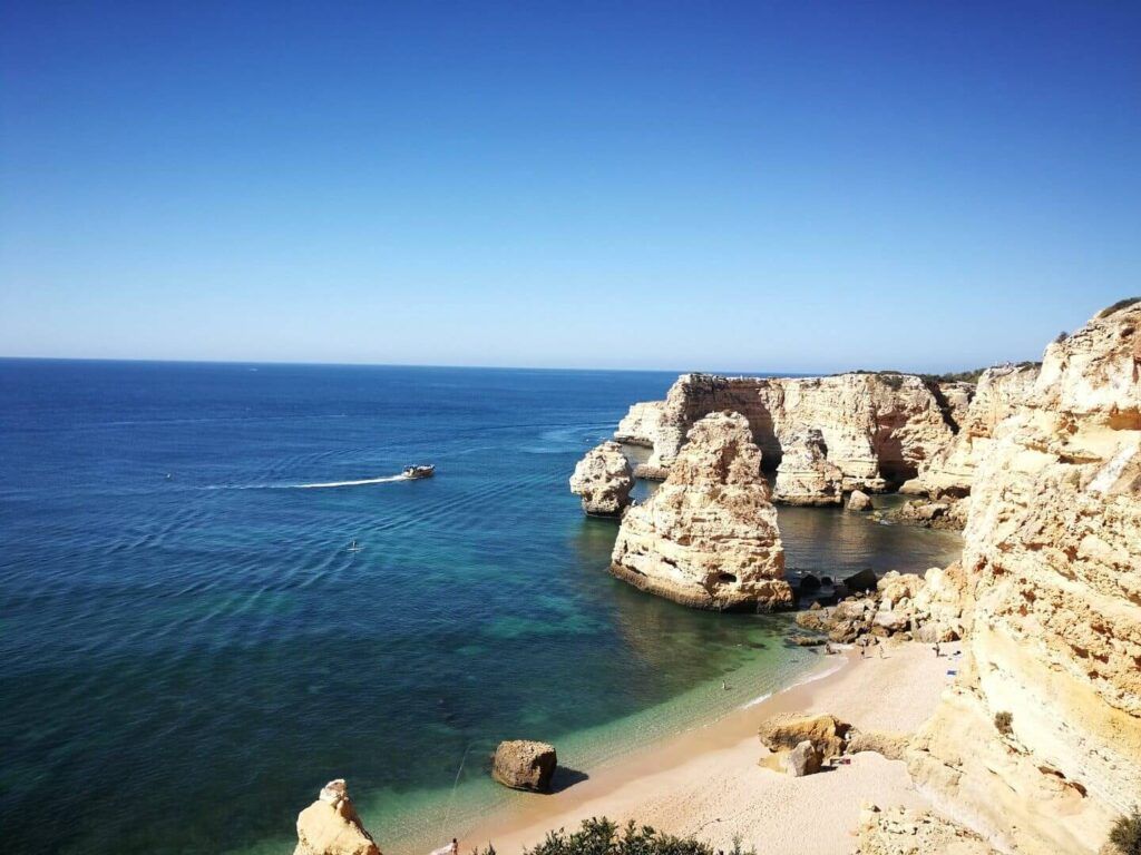 Foto panoramica della spiaggia di Marinha ad Algarve in Portogallo