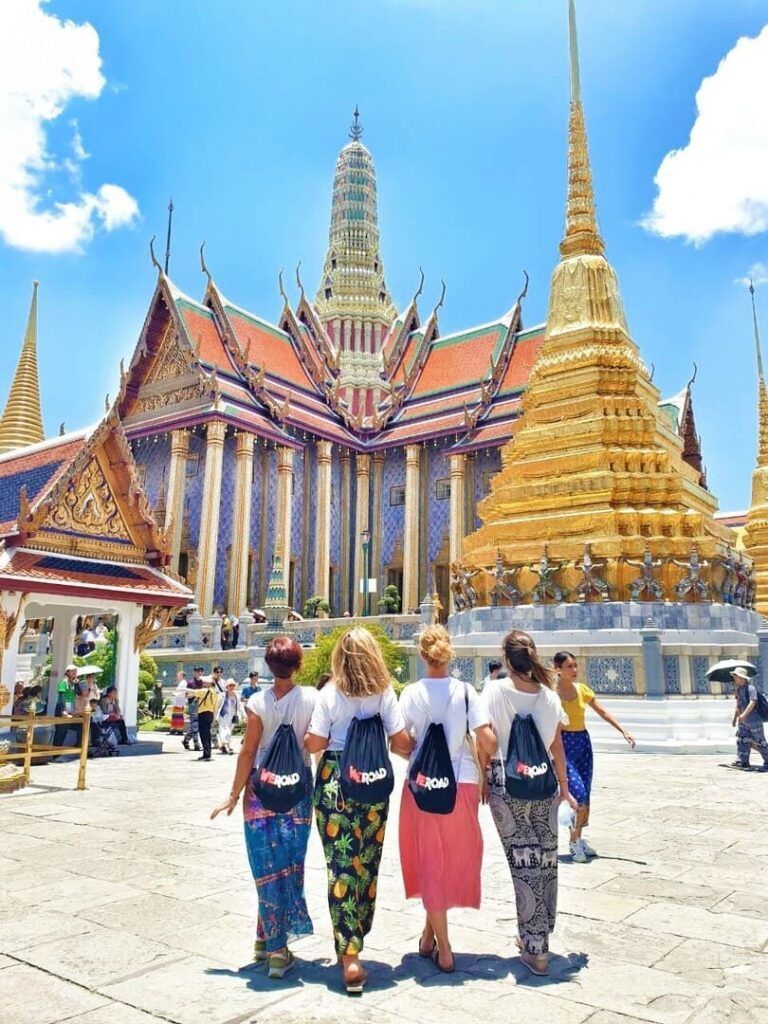 Gruppo viaggiatori WeRoad al tempio  Wat Phra Kaew in Thailandia