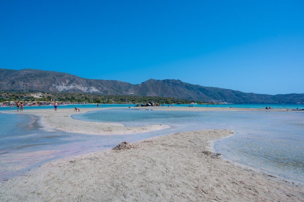La spiaggia bianca e morbida di Elafonissi con le sue tipiche sfumature rosa e le acque turchesi