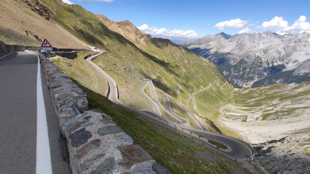Il Passo dello Stelvio, in Lombardia, visto dal ciglio della strada