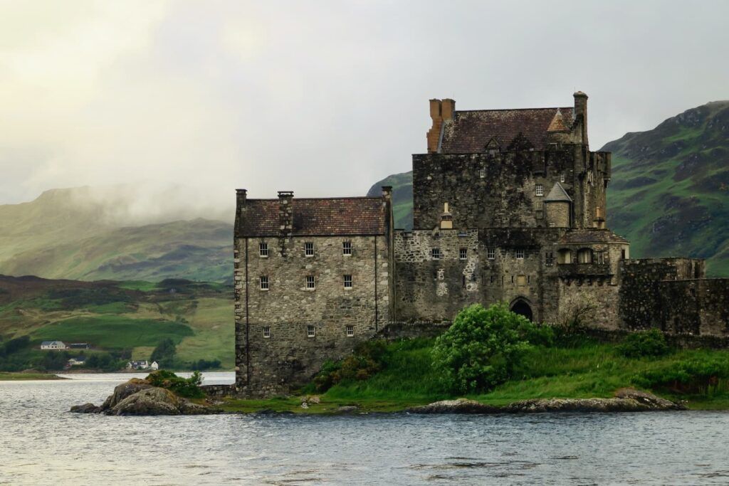 Panorama dell'Eilean Donian Castle, in Scozia ad agosto