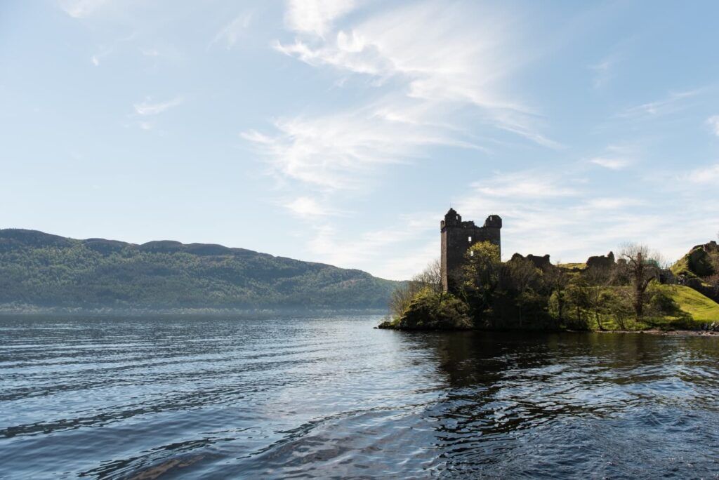 Panorama di Loch Ness col Castello di Urquhart, a giugno