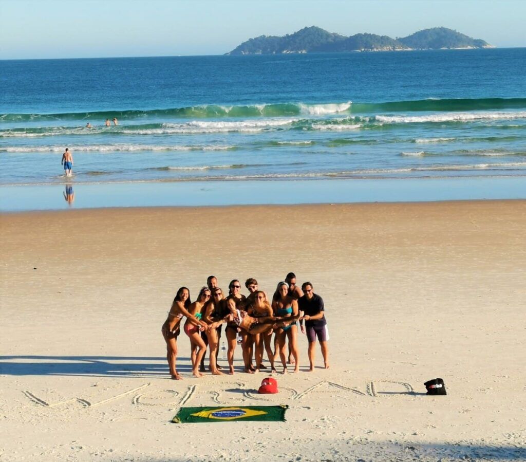 Foto di gruppo al mare in Brasile - Immagine WeRoad