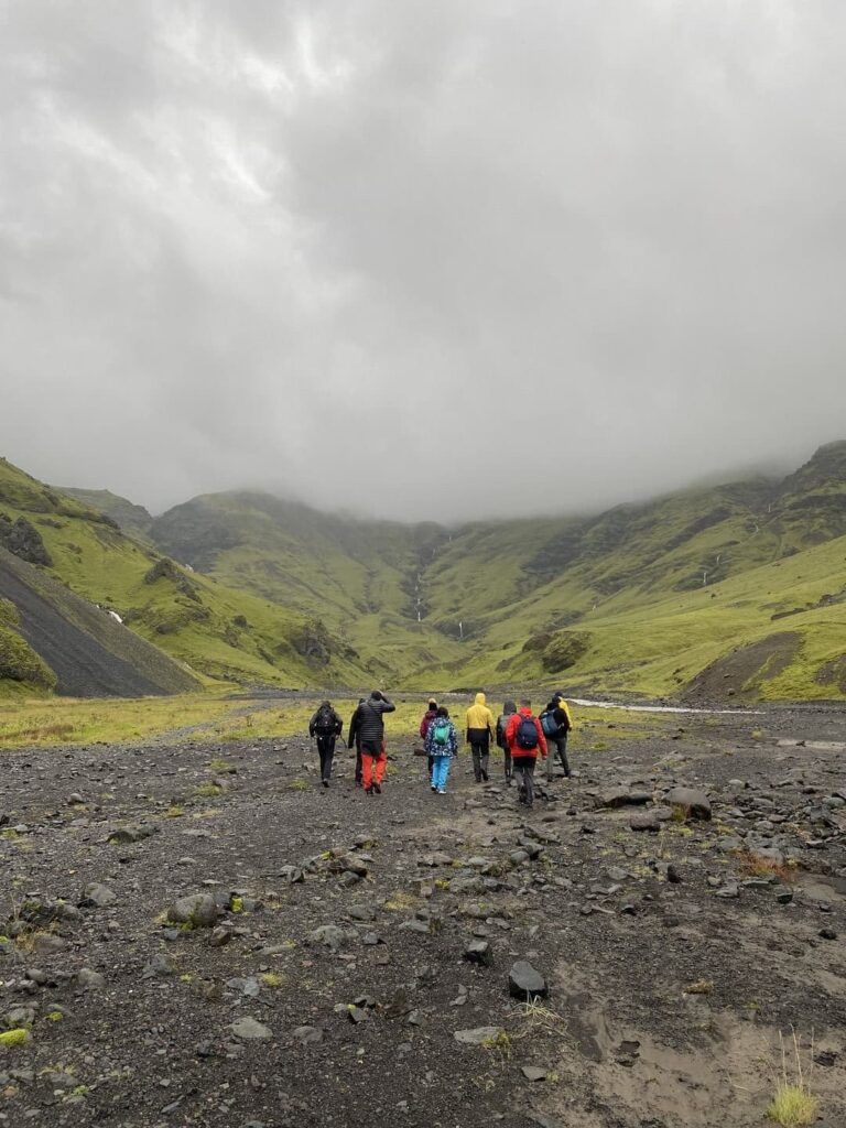 Foto di gruppo di WeRoad che fa trekking a Landmannalaugar