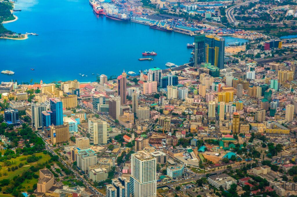 Dar El Salaam vista dall'alto di giorno con i suoi grattacieli e palazzi