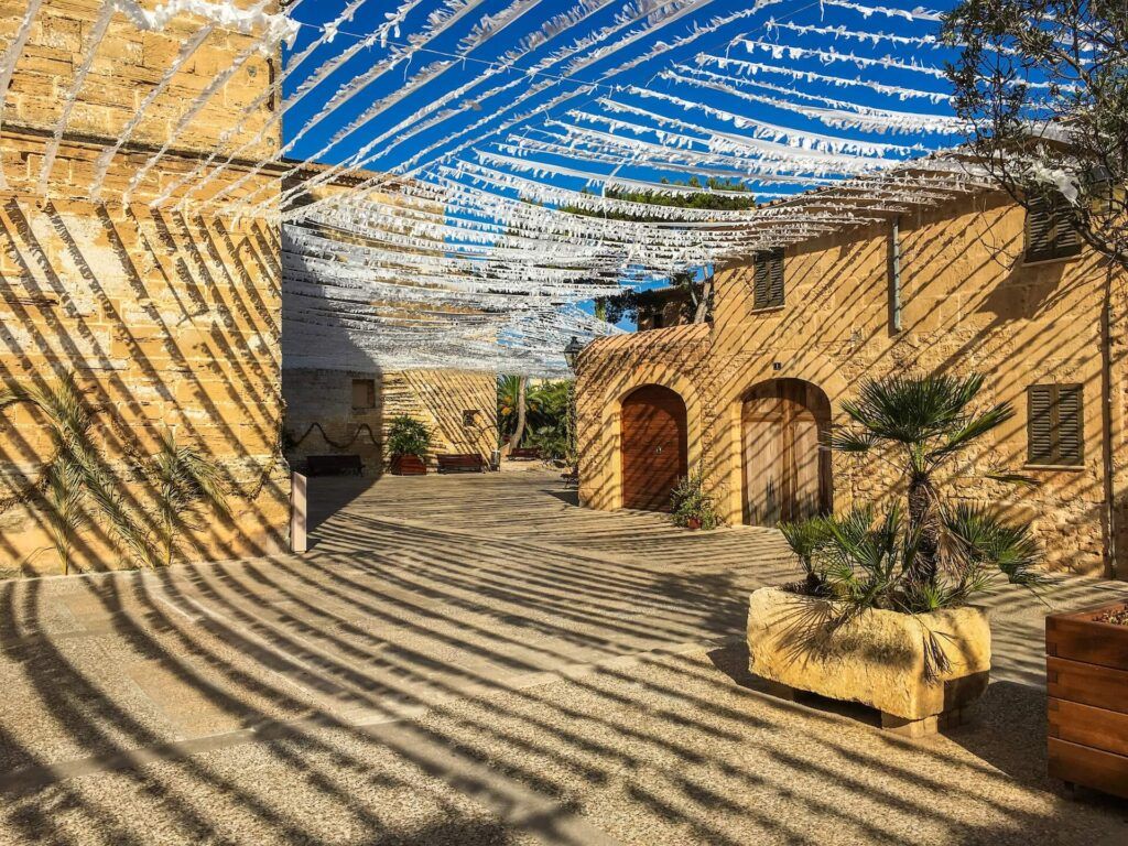 Case si affacciano sulle stradine di Alcudia ornate da festoni