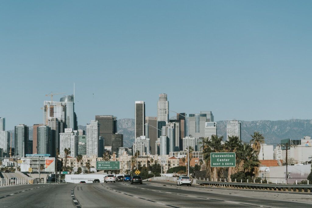 I grattacieli di Downtown Los Angeles si stagliano alla fine di una grande strada