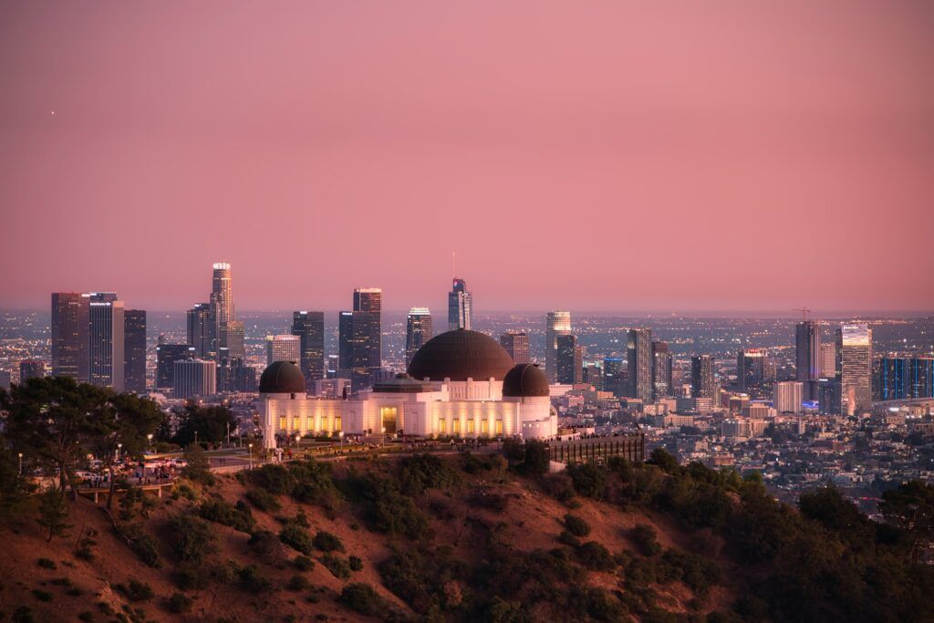 Vista dall'alto dell'Osservatorio Griffith al tramonto con i palazzi di Los Angeles in lontananza