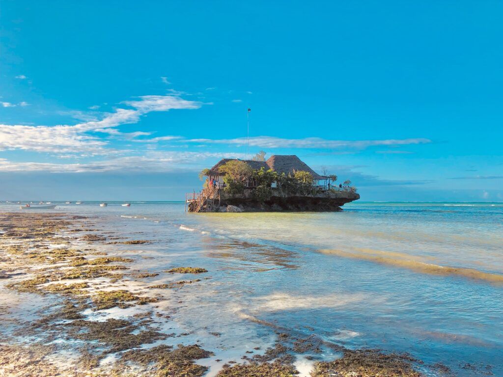 Il suggestivo rock restaurant sorge in mezzo all'Ocenao Indiano, circondato dal mare cristallino e dal cielo azzurro