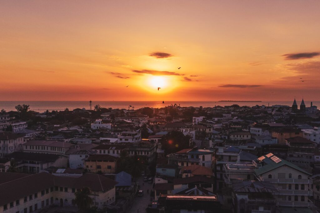 La città di Stone Town vista dall'alto illuminata dalla luce calda del tramonto