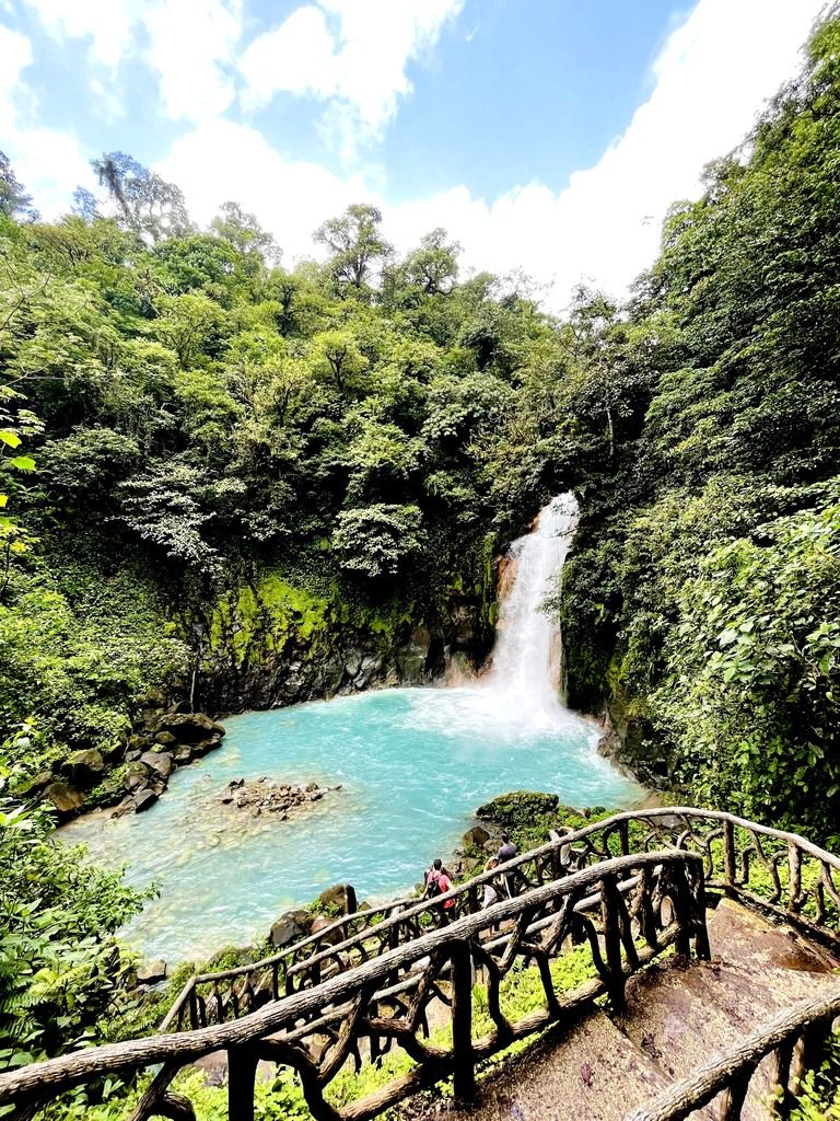 Foto di un gruppo di ragazzi che scendono una scalinata per avvicinarsi alla cascata