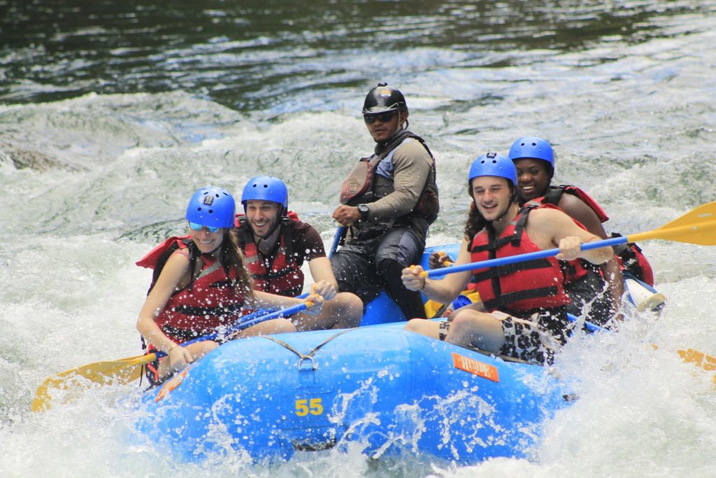 Un gruppo di ragazzi si gode una giornata di Rafting lungo il rio Pacuare