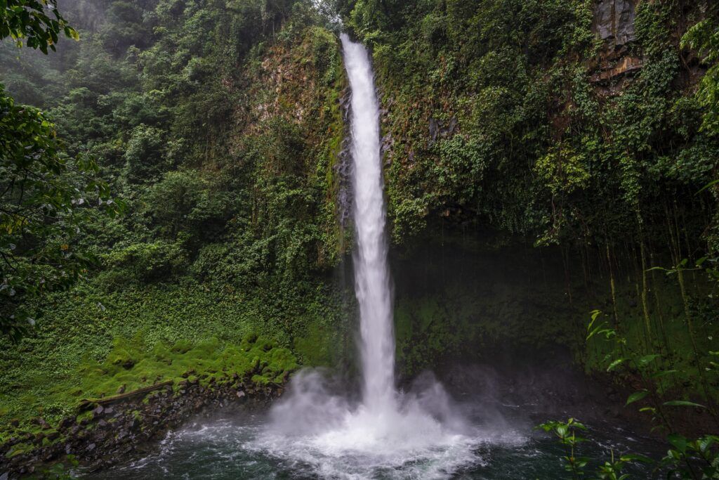 Foto di un'altissima cascata nel Parco Nazionale del vulcano Arenal