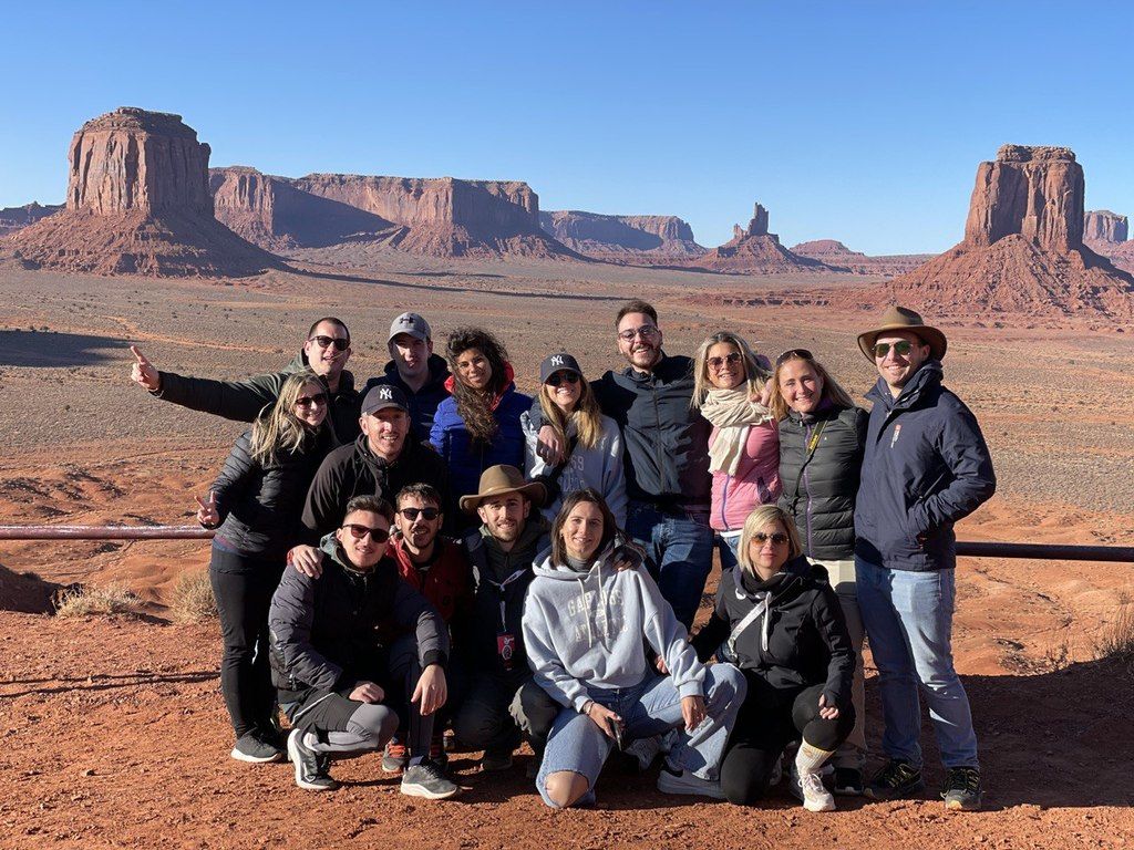 foto di un gruppo di ragazzi nella valley of fire vicino a las vegas di giorno