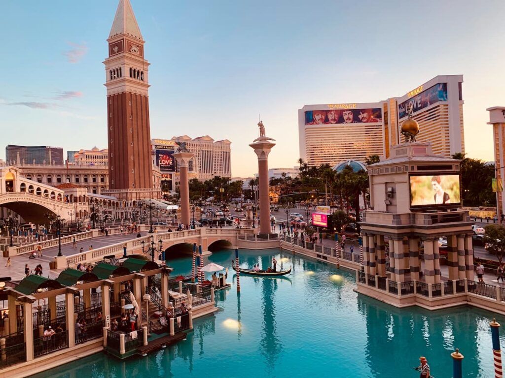 La ricostruzione del campanile di san marco al The Venetian di Las Vegas al crepuscolo