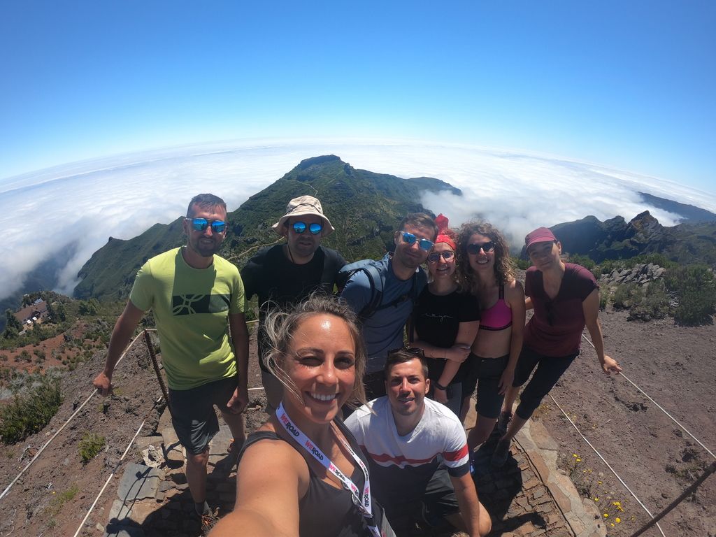 Gruppo di WeRoader che si fa un selfie dal punto più alto dell'isola