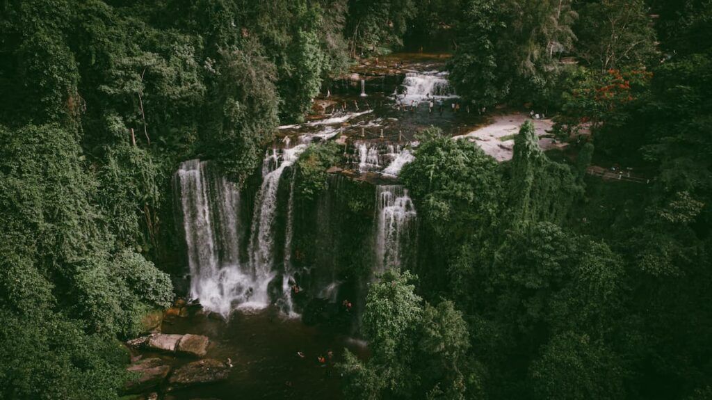le suggestive cascate del parco nazionale del Phnom Kulen viste dall'alto