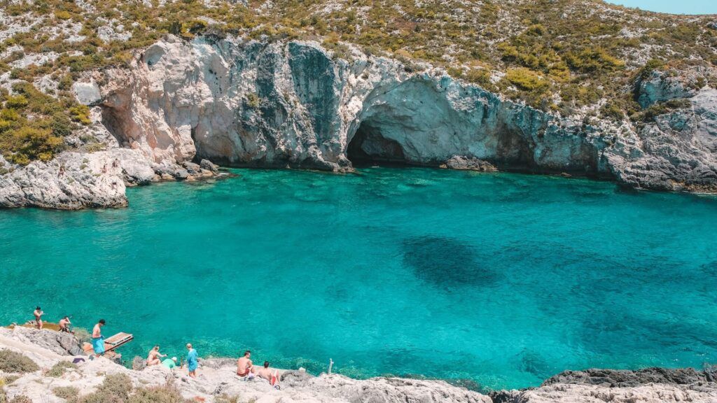 foto di turisti che si godono il mare nella bellissima spiaggia chiamata porto limniosas