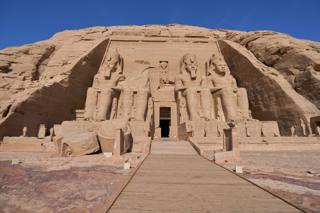 Il maestoso complesso di Abu Simbel di giorno