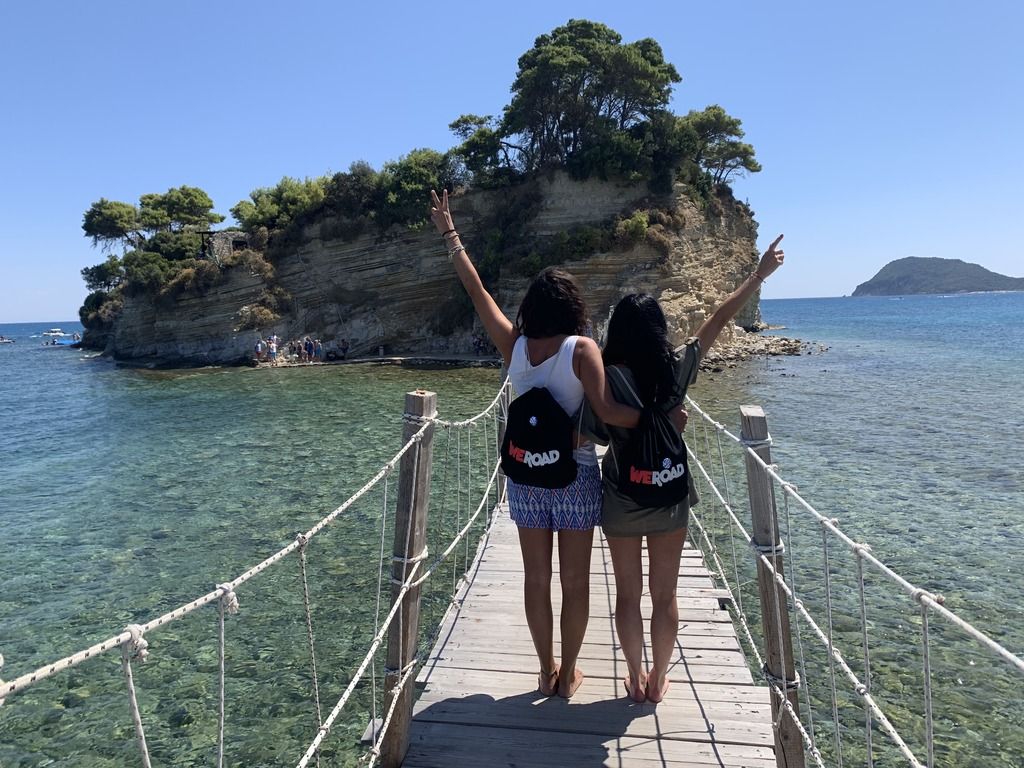 due ragazze percorrono il ponte in legno che unisce l'isola di cameo e zante