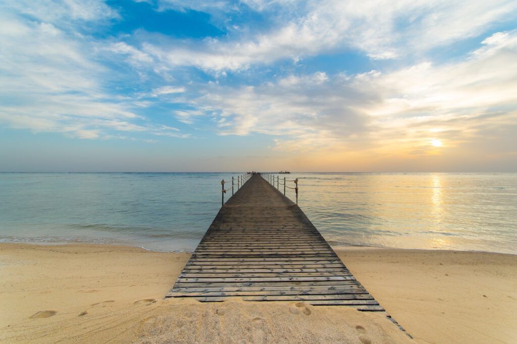 una passerella si immerge nel mare azzurro di Marsa Alam
