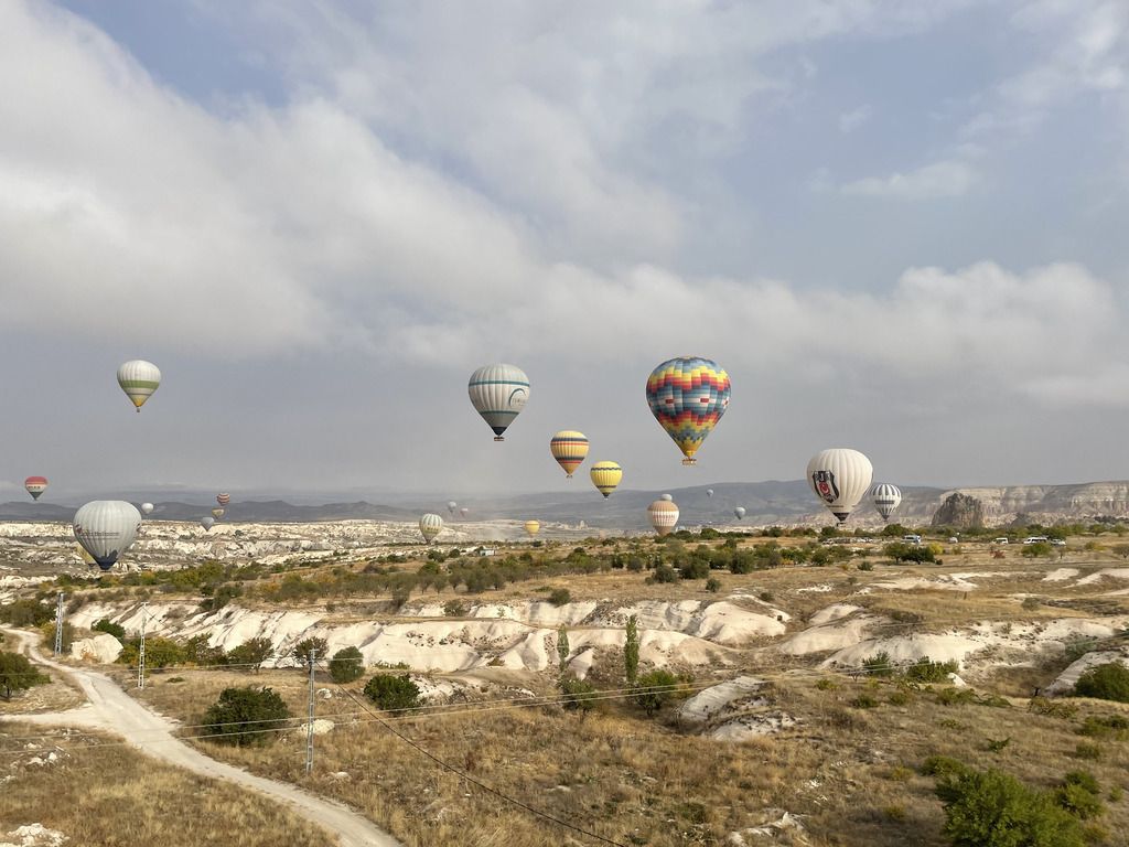 Mongolfiere colorate della cappadocia in volo