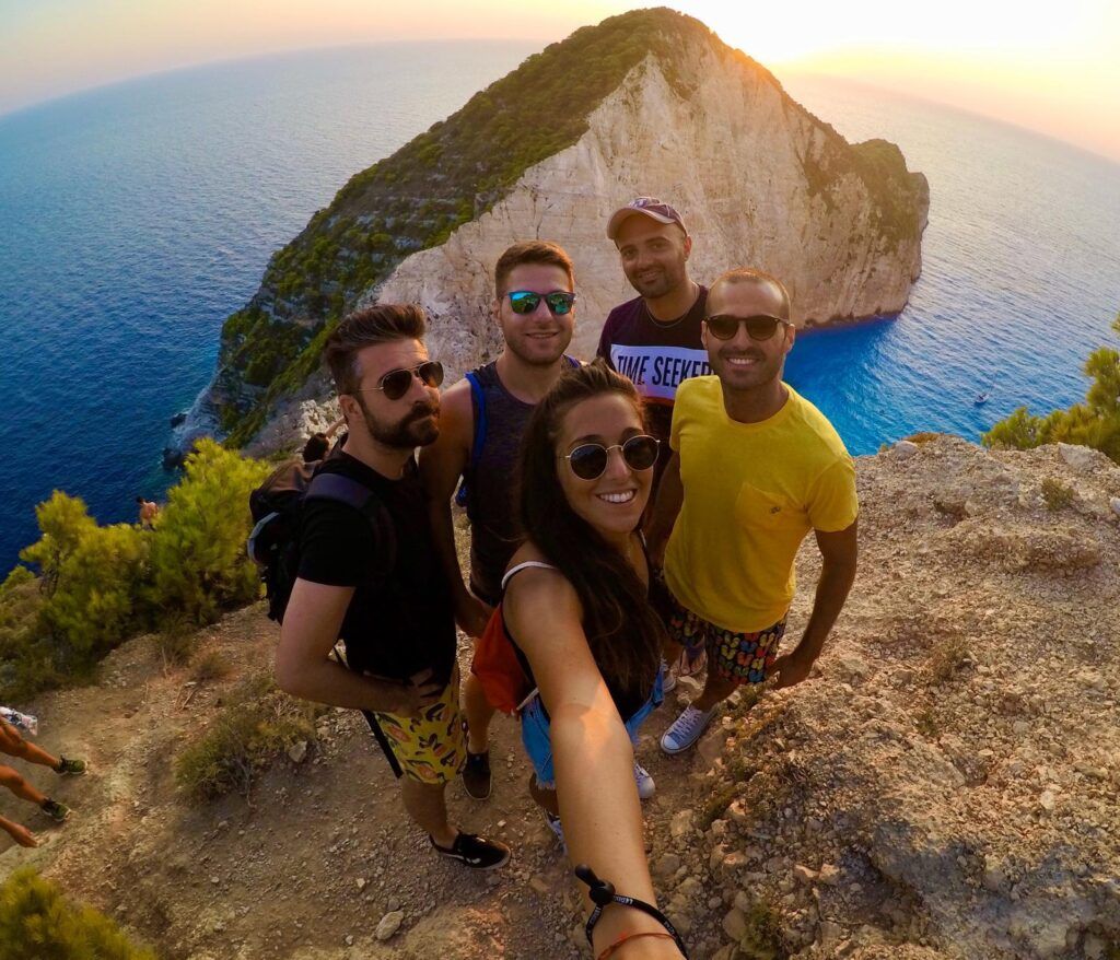 selfie di gruppo al tramonto sulla scogliera