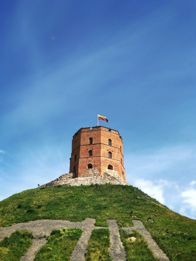 La Torre Gediminas in cima alla collina di Gediminas in un giorno di sole