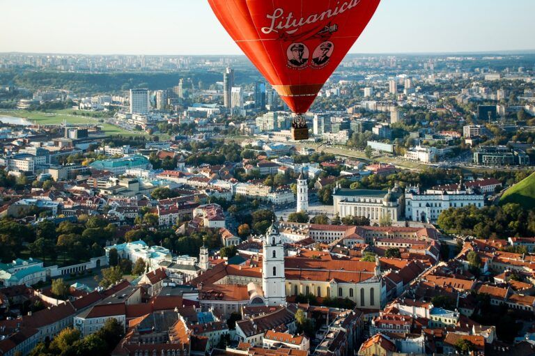 Gli edifici della città di Vilnius visti dall'alto con una mongolfiera in primo piano