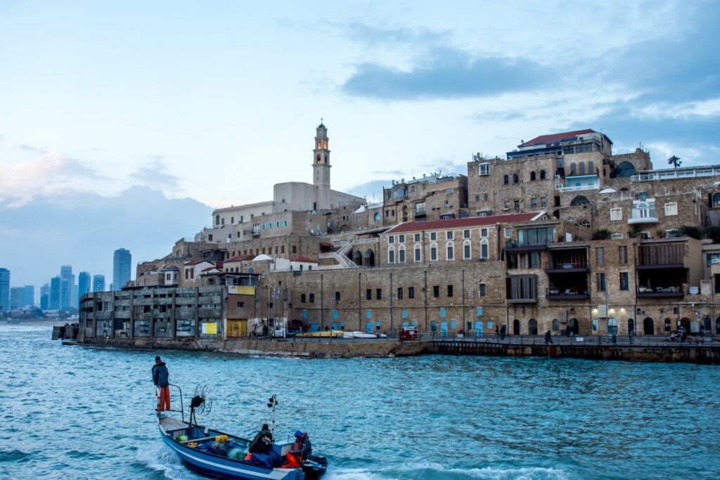 Gli edifici di Jaffa a Tel Aviv si affacciano sul mare