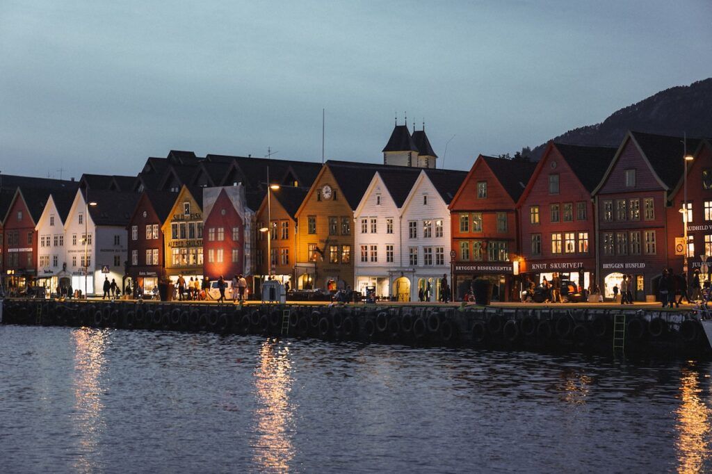 Un canale di Bruges di sera