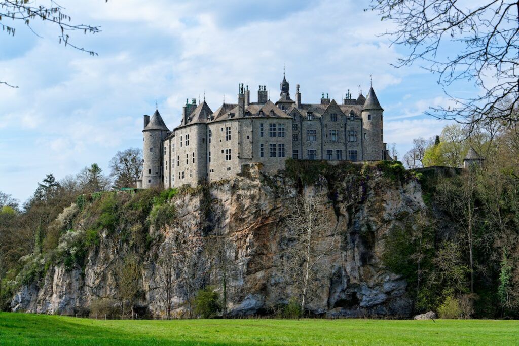 L'imponente castello di Walzin a Dinant