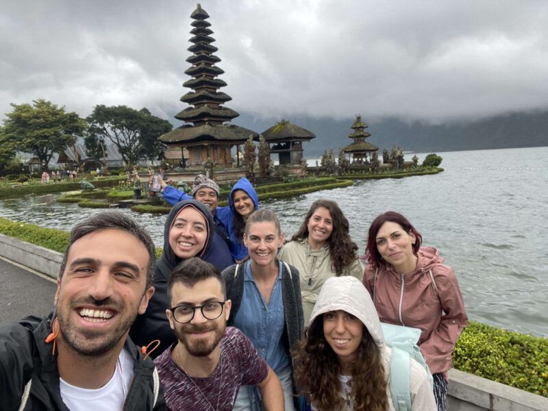 un gruppo di ragazzi si fanno un selfie davanti al tempio di Ulun Danu Bratan