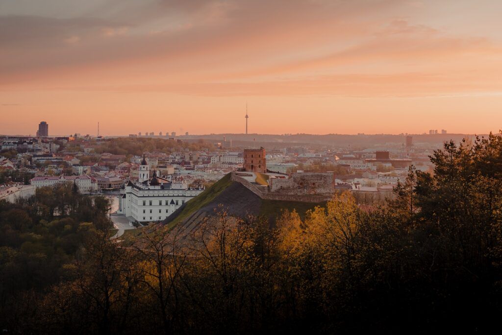 Cosa vedere a Vilnius: la città vista al tramonto dall'alto
