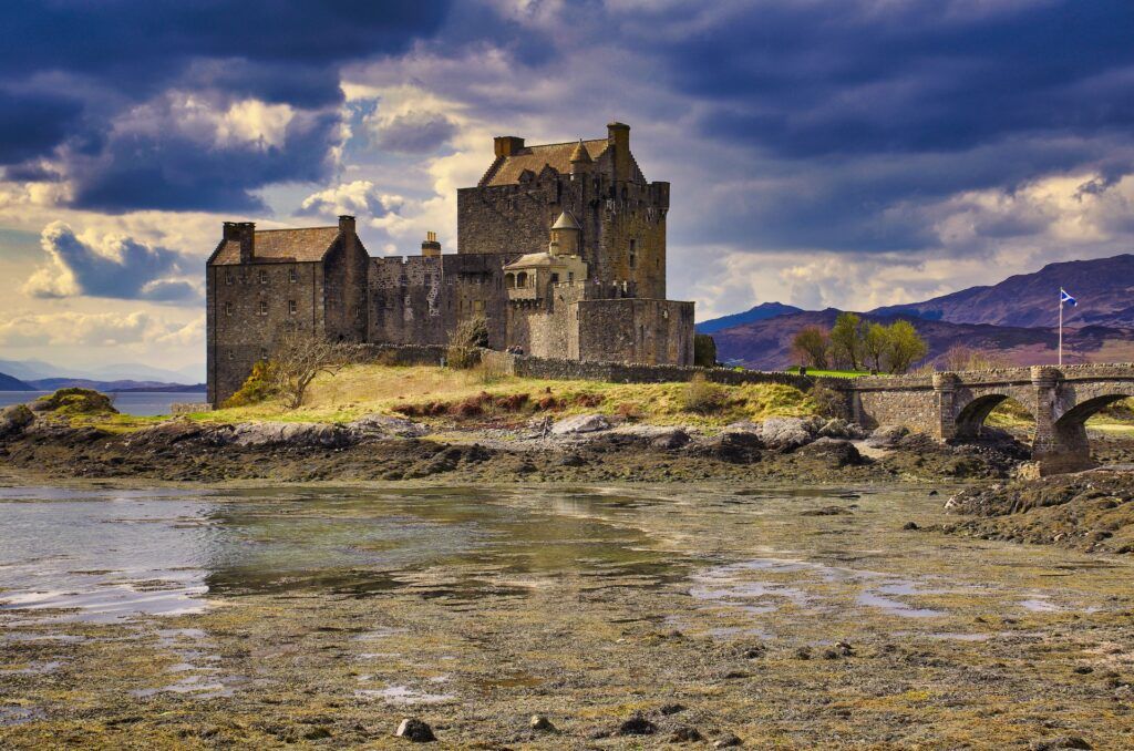 L'Eilean Donan Castle circondato dalle nubi grigie