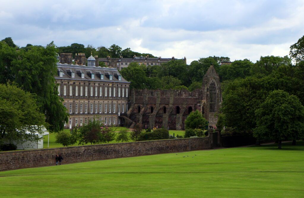 Holyroodhouse nell'Holyrood Park di Edimburgo in una giornata nuvolosa